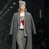 Modelo luciendo chaquetón oversize de Zadig&Voltaire en la Fashion Week de Nueva York 2019