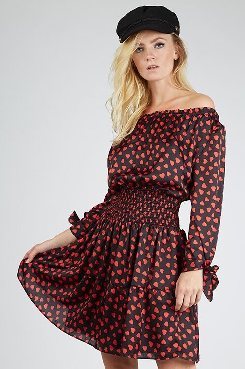 Modelo luciendo un vestido de la colección cápsula para San Valentín de Poète 2019