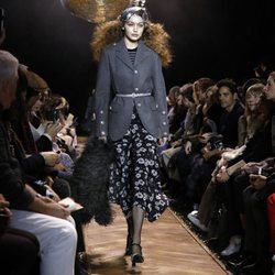 Gigi Hadid con una falda midi de vuelo de Michael Kors en la New York Fashion Week 2019