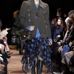 Falda midi de vuelo y botas altas negras de Michael Kors en la New York Fashion Week 2019