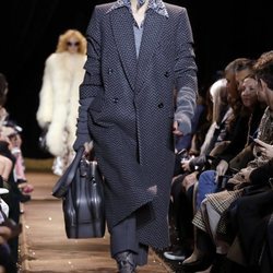 Gabardina negra y gris de Michael Kors en la New York Fashion Week 2019