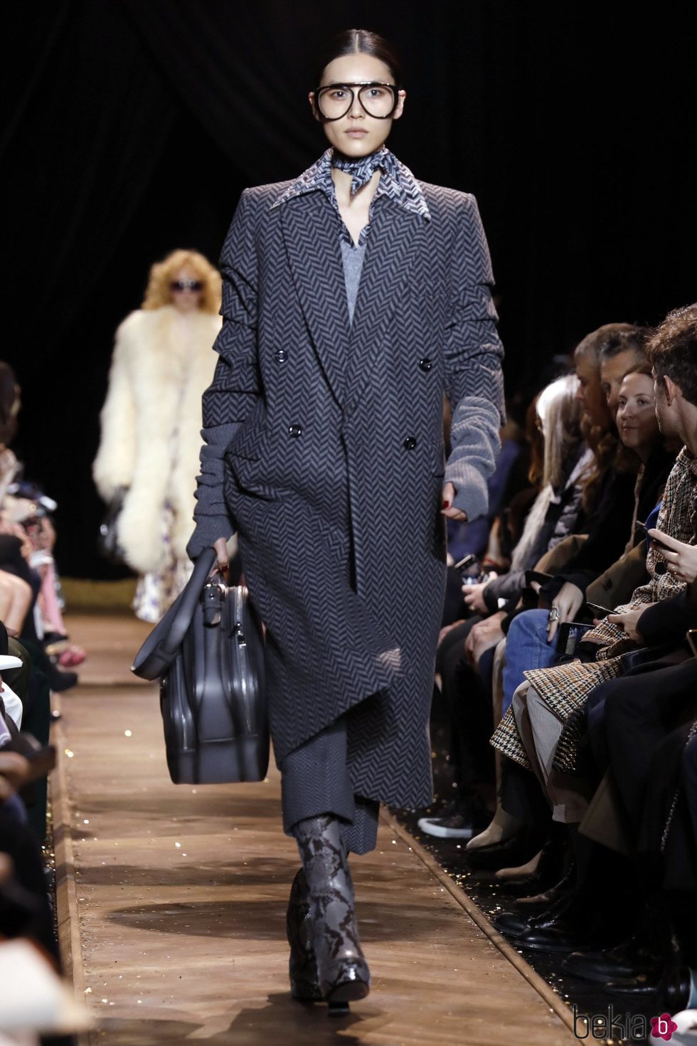 Gabardina negra y gris de Michael Kors en la New York Fashion Week 2019