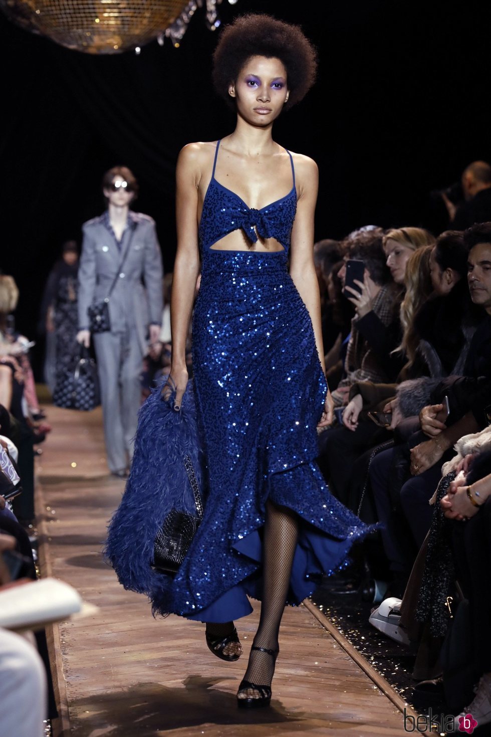 Vestido azul asimétrico de Michael Kors en la New York Fashion Week 2019