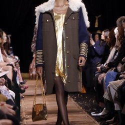 Vestido corto dorado de Michael Kors en la New York Fashion Week 2019