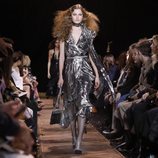 Vestido asimétrico plateado de Michael Kors en la New York Fashion Week 2019