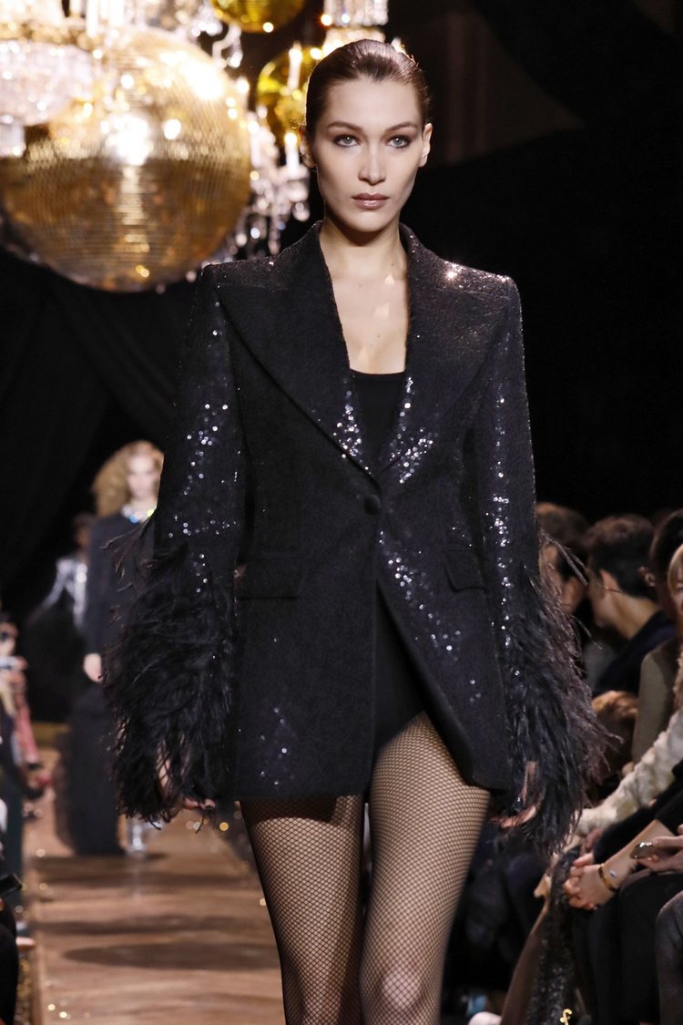 Bella Hadid con una blazer negra de plumas y lentejuelas de Michael Kors en la New York Fashion Week 2019