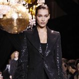 Bella Hadid con una blazer negra de plumas y lentejuelas de Michael Kors en la New York Fashion Week 2019