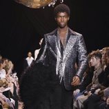 Traje estampado negro y gris de hombre de Michael Kors en la New York Fashion Week 2019