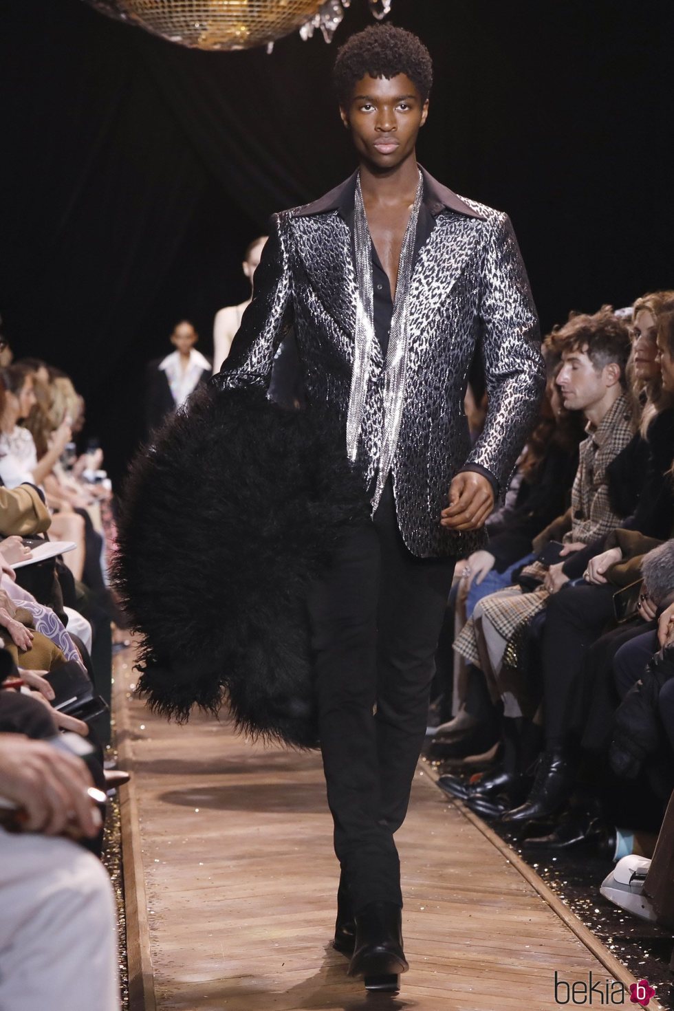 Traje estampado negro y gris de hombre de Michael Kors en la New York Fashion Week 2019