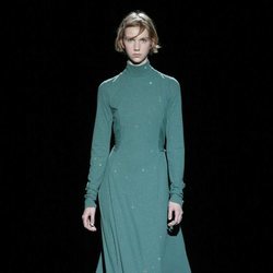 Modelo con un vestido verde agua de la temporada de otoño 2019 de Marc Jacobs en la Semana de la Moda de Nueva York 2019