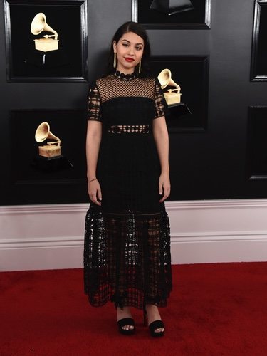 Alessia Cara con vestido negro en los Grammy 2019
