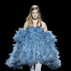Modelo con un vestido de plumas de la temporada de otoño 2019 de Marc Jacobs en la Semana de la Moda de Nueva York 2019