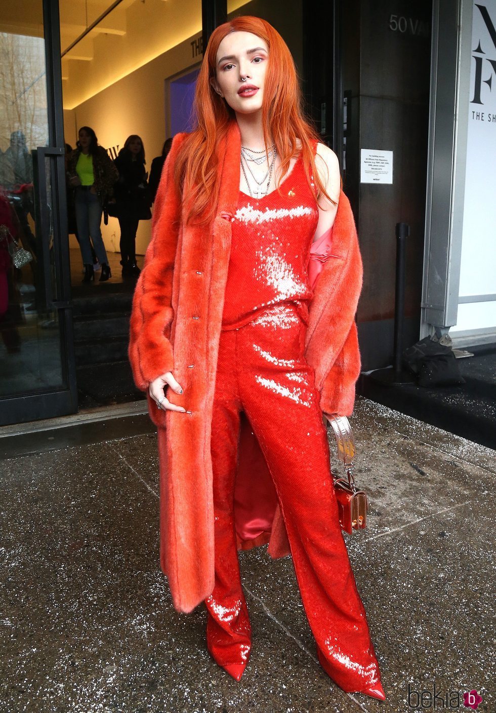 Bella Thorne vestida entera de rojo