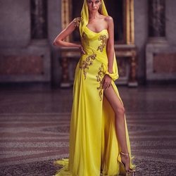 Vestido largo amarillo de la colección primavera/verano 2019 de 'Atelier Versace'