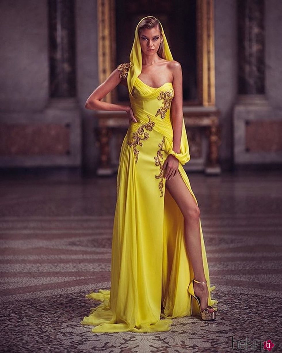 Vestido largo amarillo de la colección primavera/verano 2019 de 'Atelier Versace'