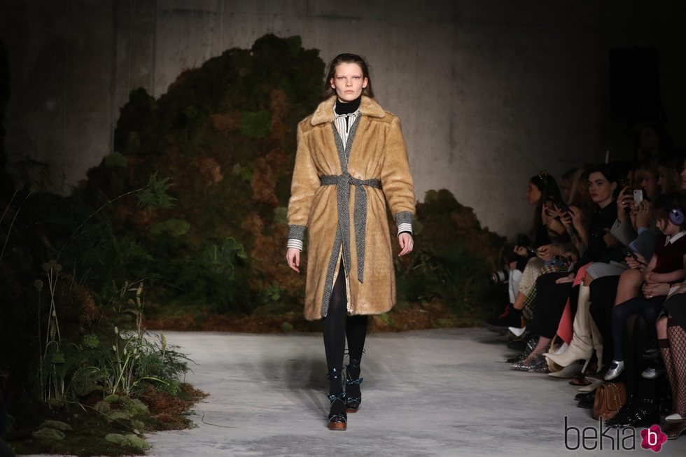 Abrigo de piel de la colección otoño/invierno 2019 de Alexa Chung