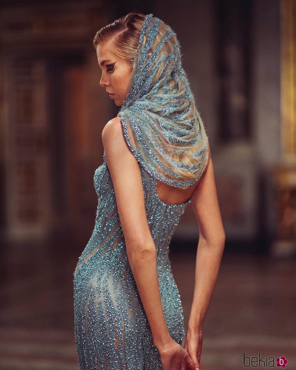 Vestido con pañuelo azul de lentejuelasde la colección primavera/verano 2019 de 'Atelier Versace'
