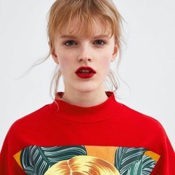 Sudadera roja con cuello de Bijou Karman para la colección 'Women in Art' de Zara TRF 2019
