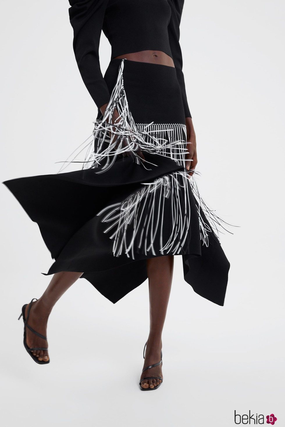Falda negra flecos blancos Zara primavera-verano 2019