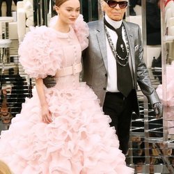 Karl Lagerfeld y Lily Rose Deep vestida de Chanel