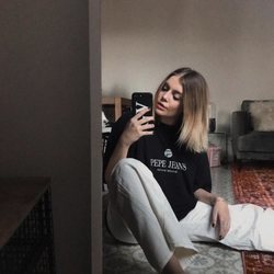 La influencer Gigi Vives con un total look de Pepe Jeans