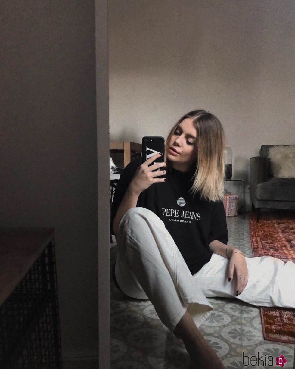 La influencer Gigi Vives con un total look de Pepe Jeans
