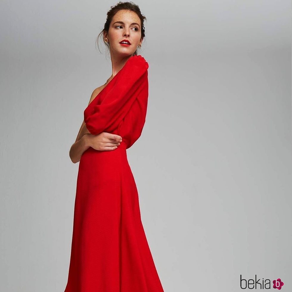 Vestido rojo de la colección de Dolores Promesas colección primavera 2019