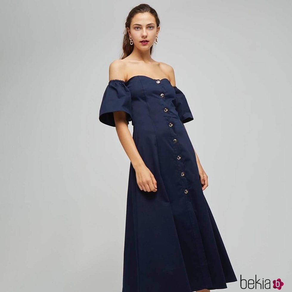 Modelo con un vestido azul marino de la colección de Dolores Promesas colección primavera 2019