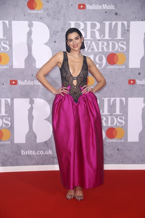 Dua Lipa en los Brit Awards con un body de encaje y una falda pomposa