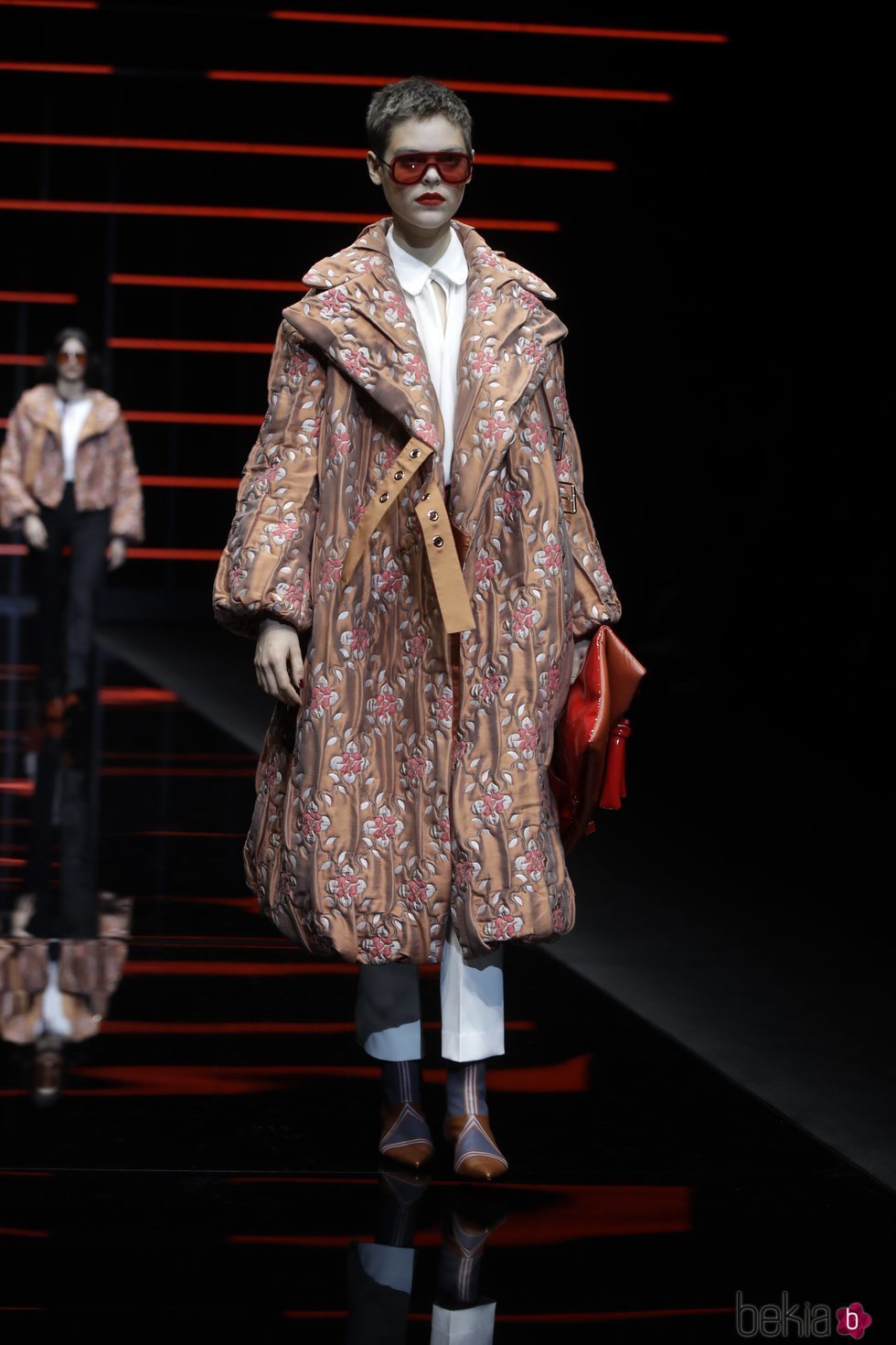 Modelo luciendo un abrigo otoño/invierno 2019/2020 de Armani
