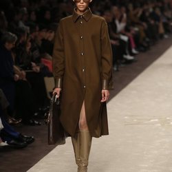 Modelo con un abrigo tres cuartos marrón en el desfile otoño/invierno 2019/2020 de Fendi