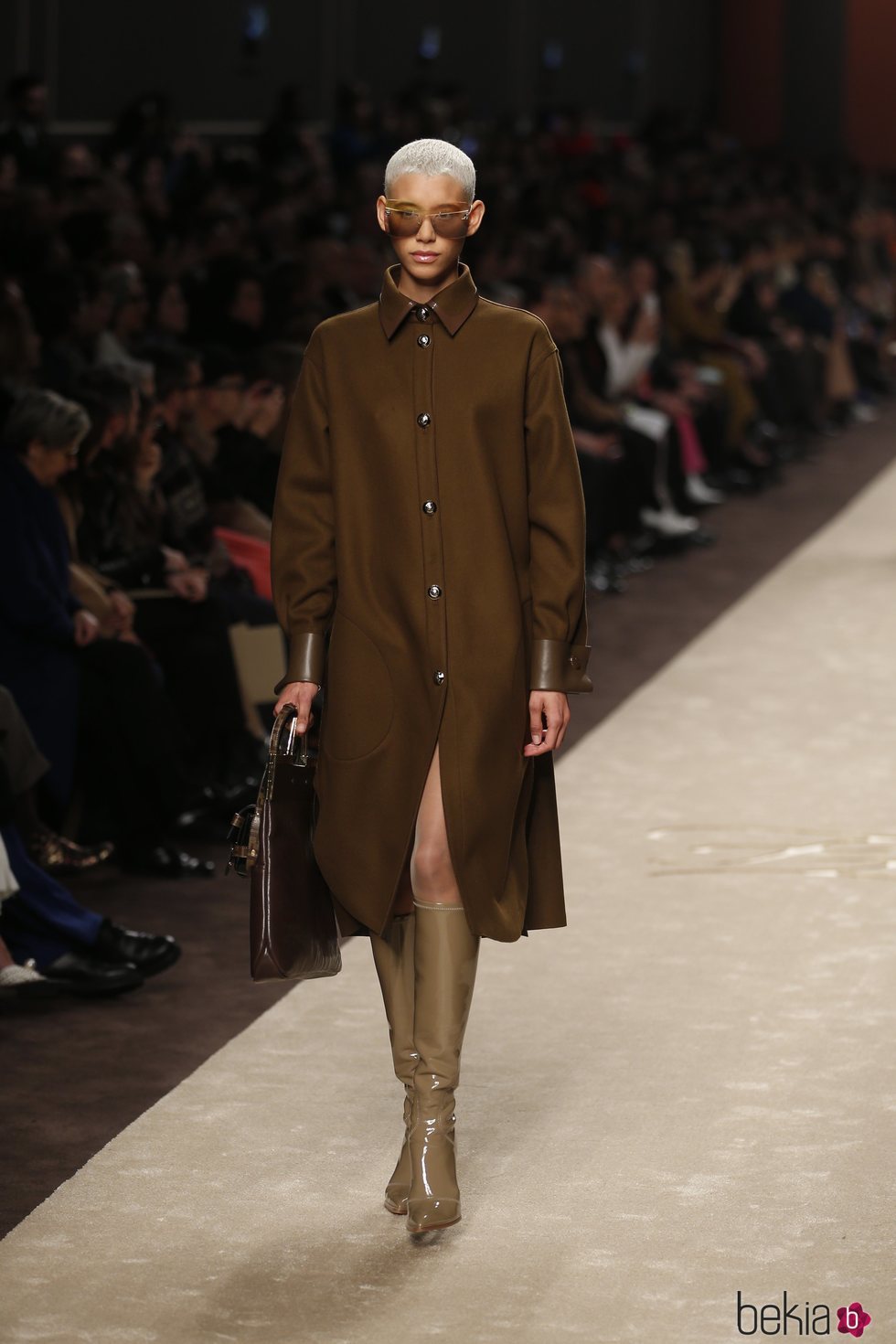 Modelo con un abrigo tres cuartos marrón en el desfile otoño/invierno 2019/2020 de Fendi
