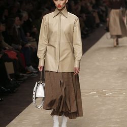 Modelo con un abrigo sobre una falda midi en el desfile otoño/invierno 2019/2020 de Fendi