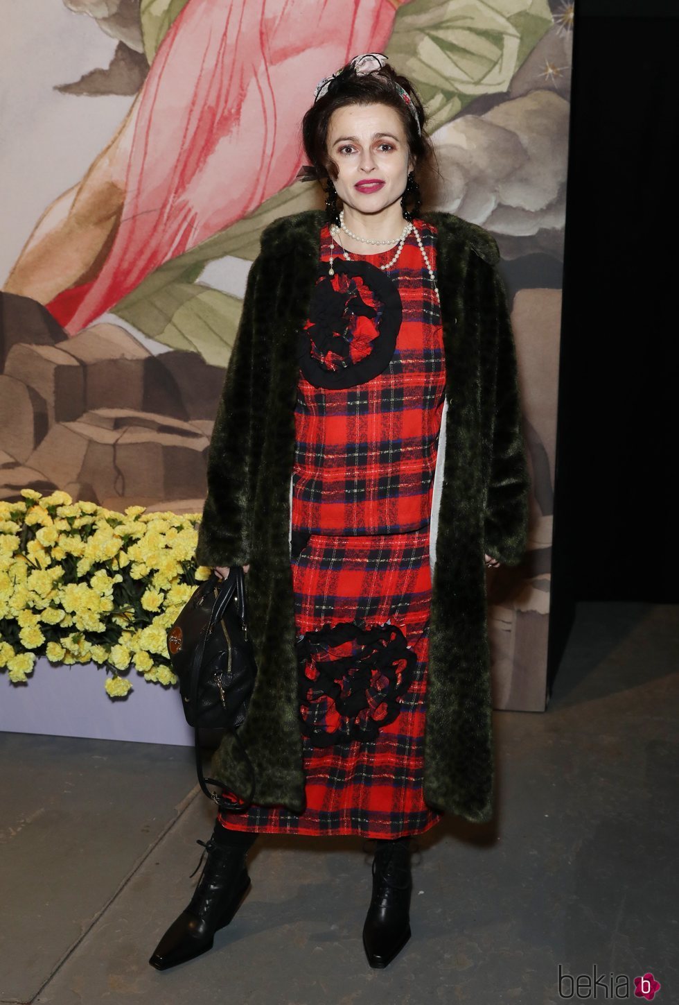 Helena Bonham Carter acudiendo a la London Fashion Week 2019 con conjunto escocés