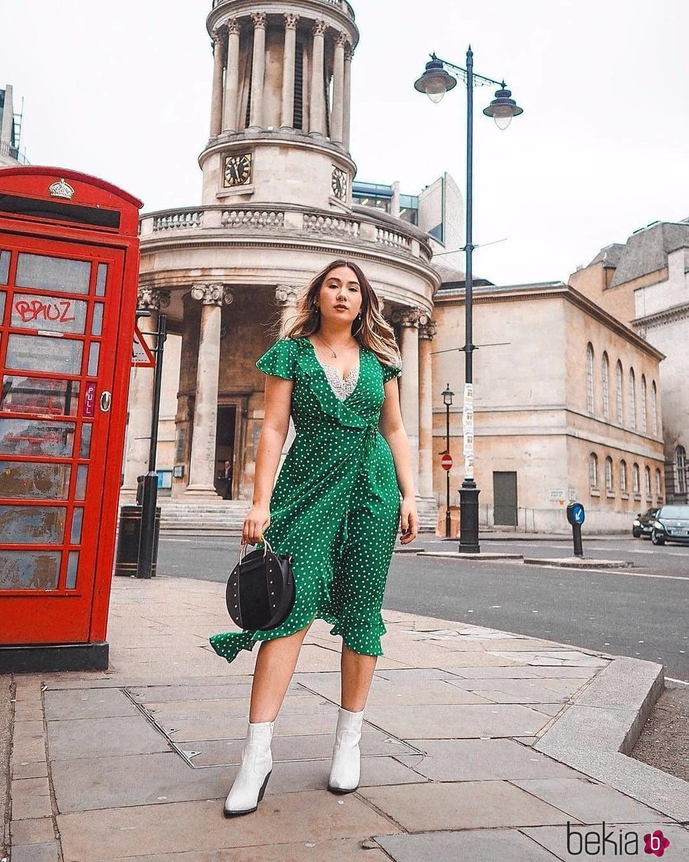 Modelo con un vestido verde de la colección primavera/verano 2019 de Primark