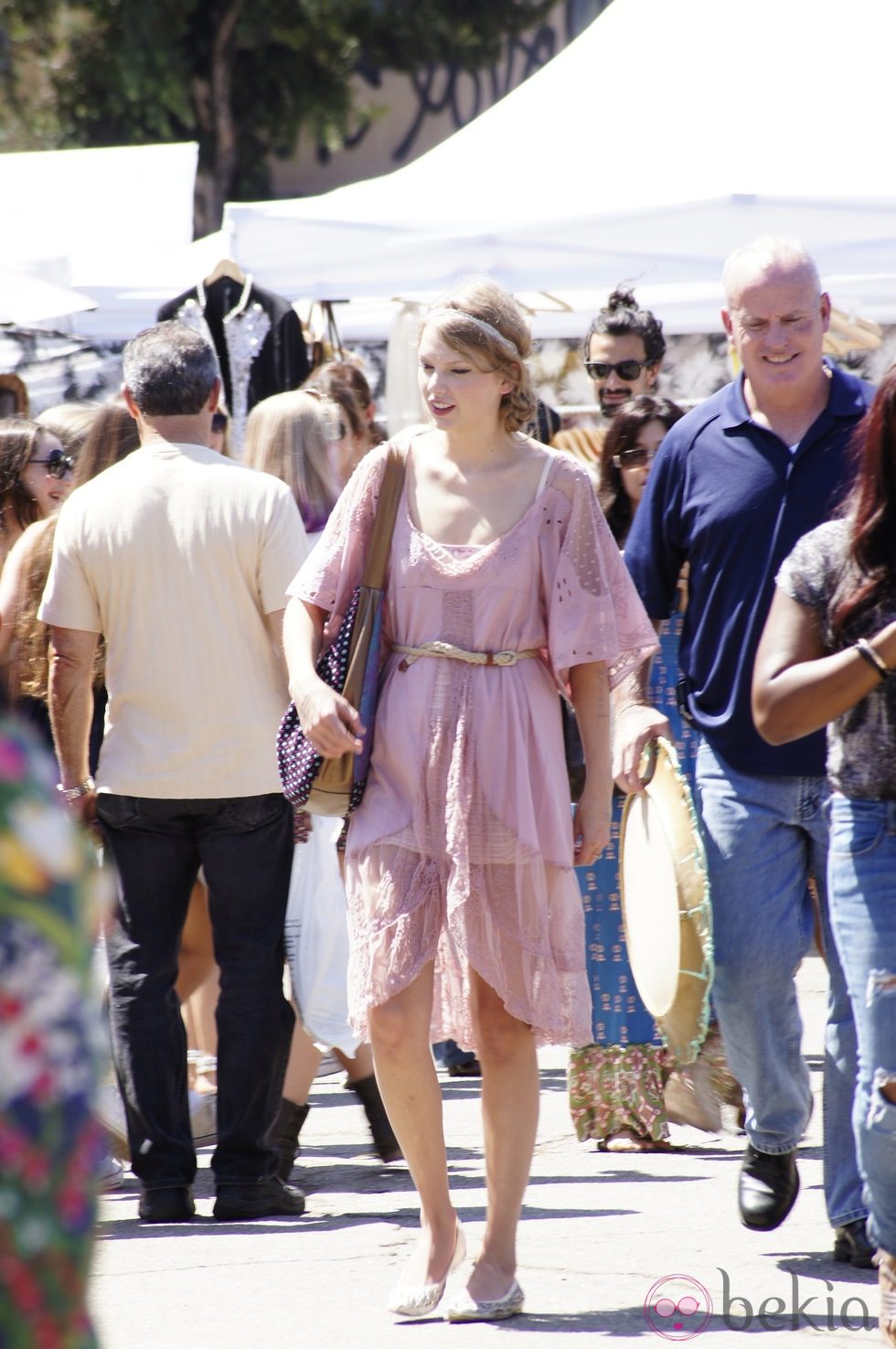 Taylor Swift con estilismo desaliñado en rosa