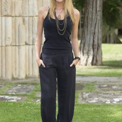 Amaia Salamanca con total look black con pantalones