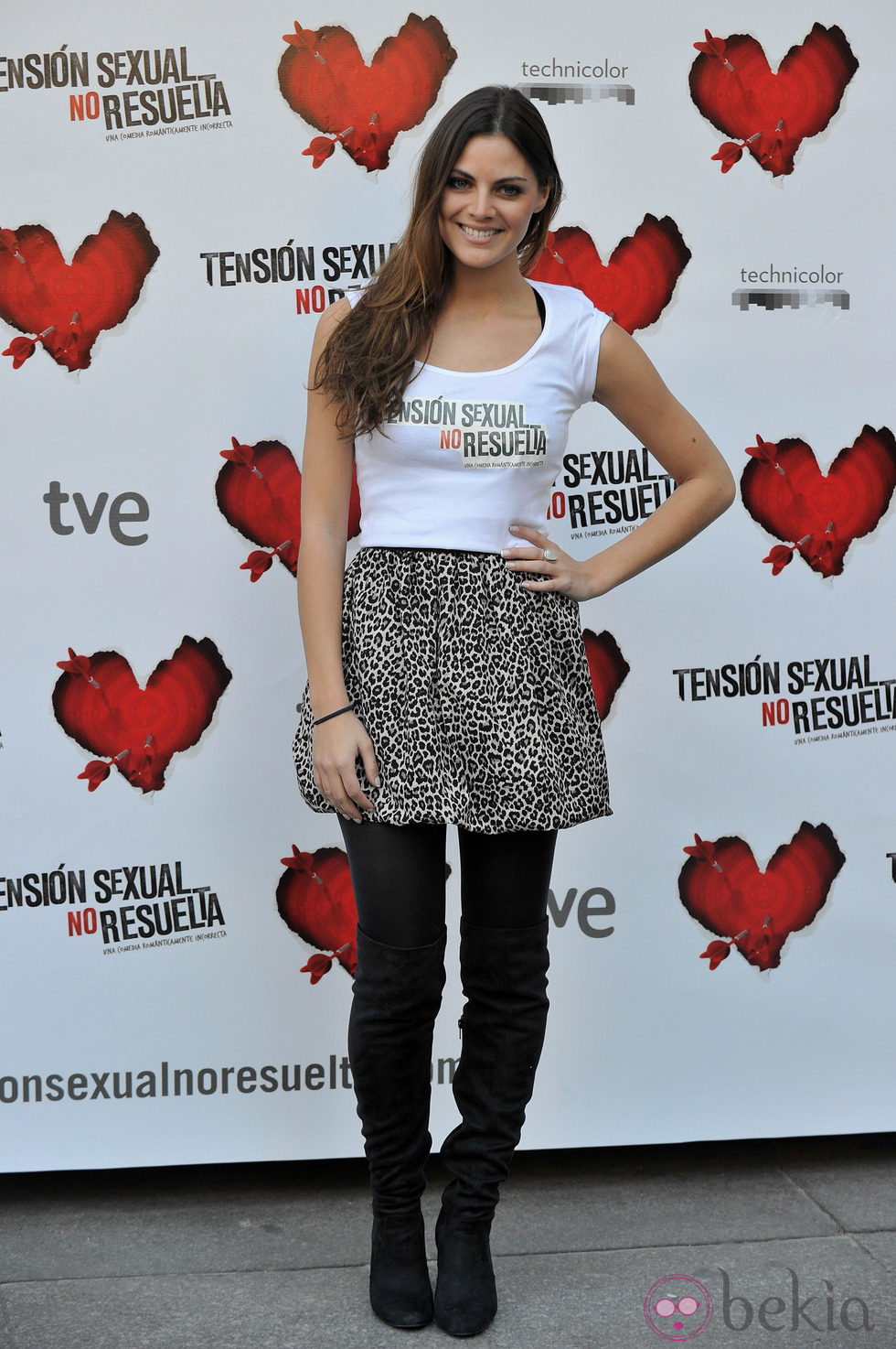 Amaia Salamanca con minifalda y camiseta promocional