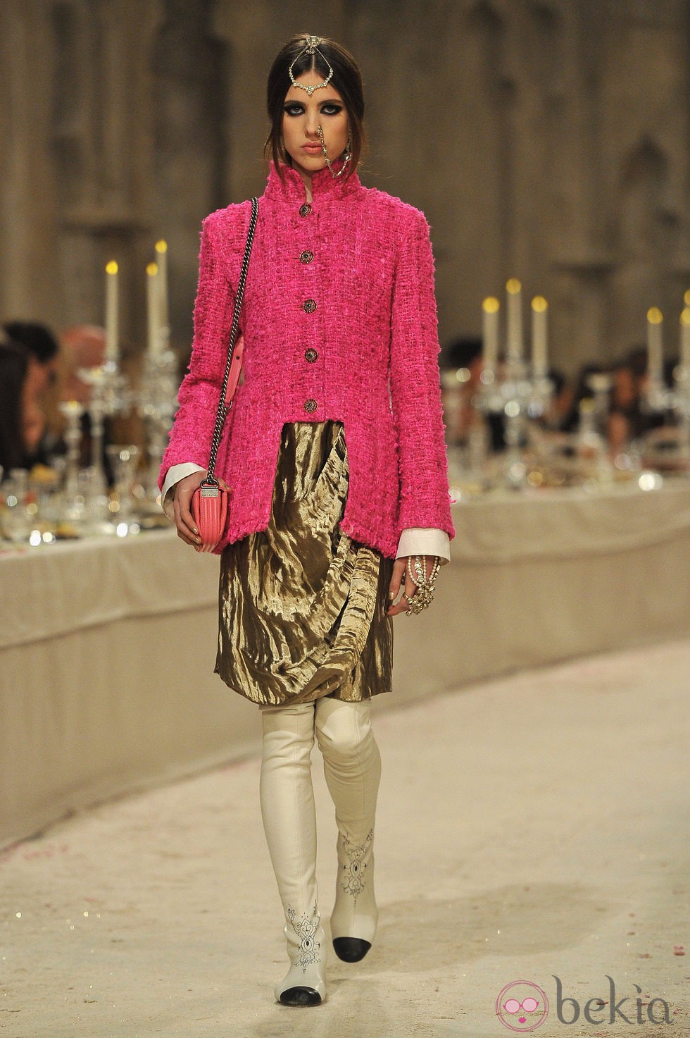Abrigo de tweed rosa y falda drapeada dorada