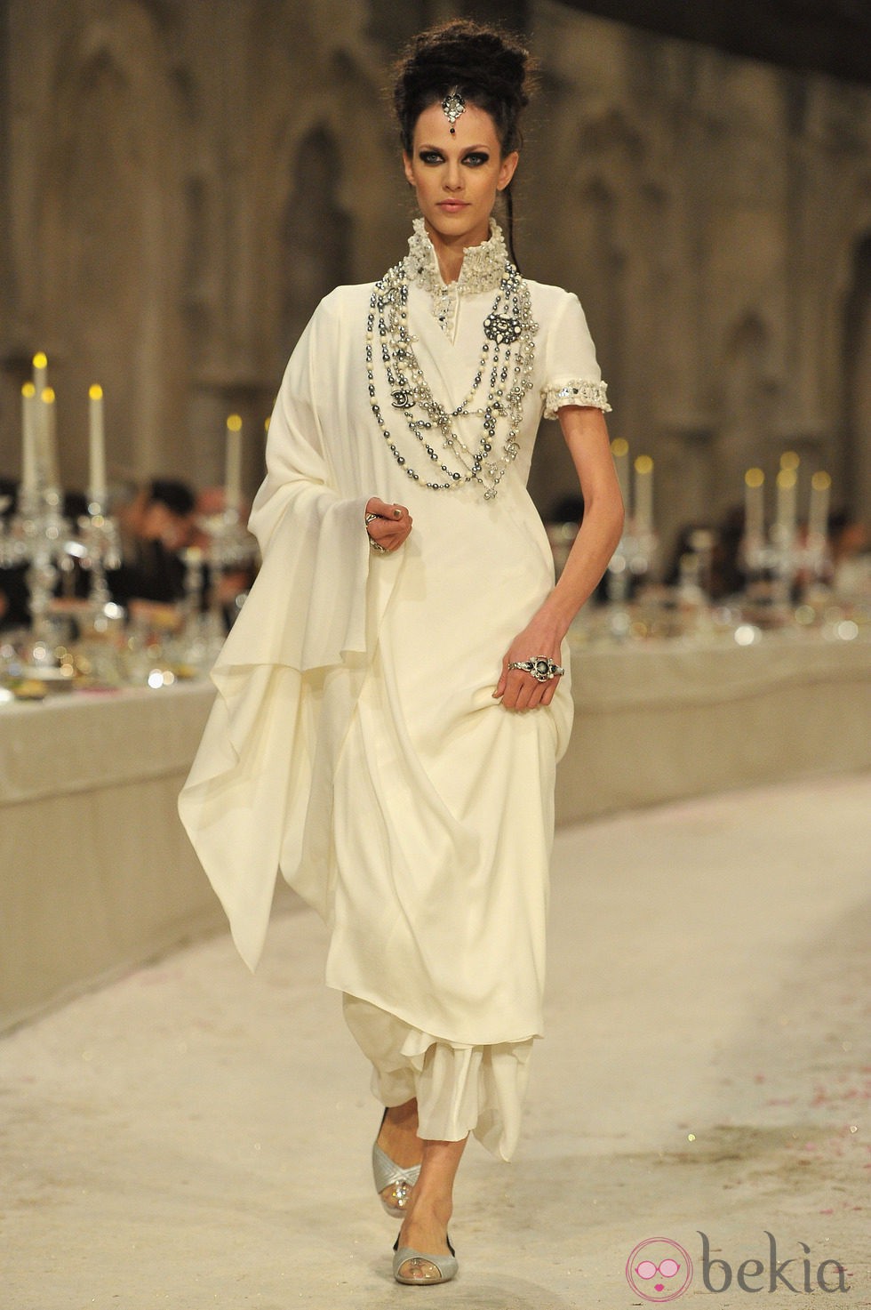 Vestido de seda en color hueso con detalles de perlas en mangas y cuello