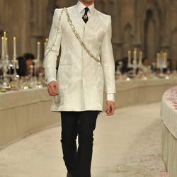 Modelo masculino con chaqueta tres cuartos en color hueso y brocados del mismo color