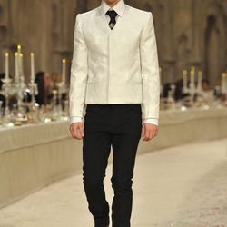 Modelo masculino con chaqueta corta en color hueso y brocados del mismo color