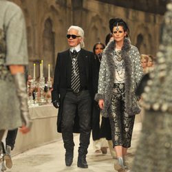 Karl Lagerfeld en el carrusel del desfile de la colección Paris-Bombay de Chanel