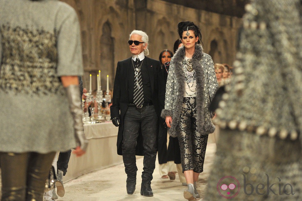 Karl Lagerfeld en el carrusel del desfile de la colección Paris-Bombay de Chanel