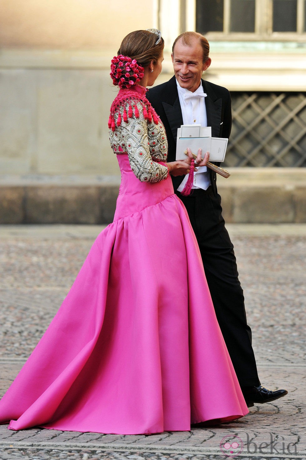La Infanta Elena con vestido largo en rosa capote y torera goyesca de Lorenzo Caprile