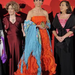 La Infanta Elena con vestido largo en color naranja de Oscar de la Renta y mantón azul