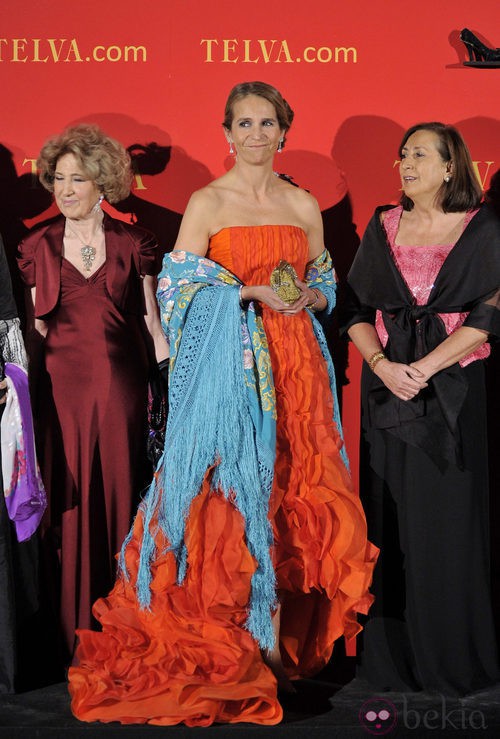 La Infanta Elena con vestido largo en color naranja de Oscar de la Renta y mantón azul