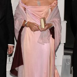 La Infanta Elena con vestido largo de raso rosa palo
