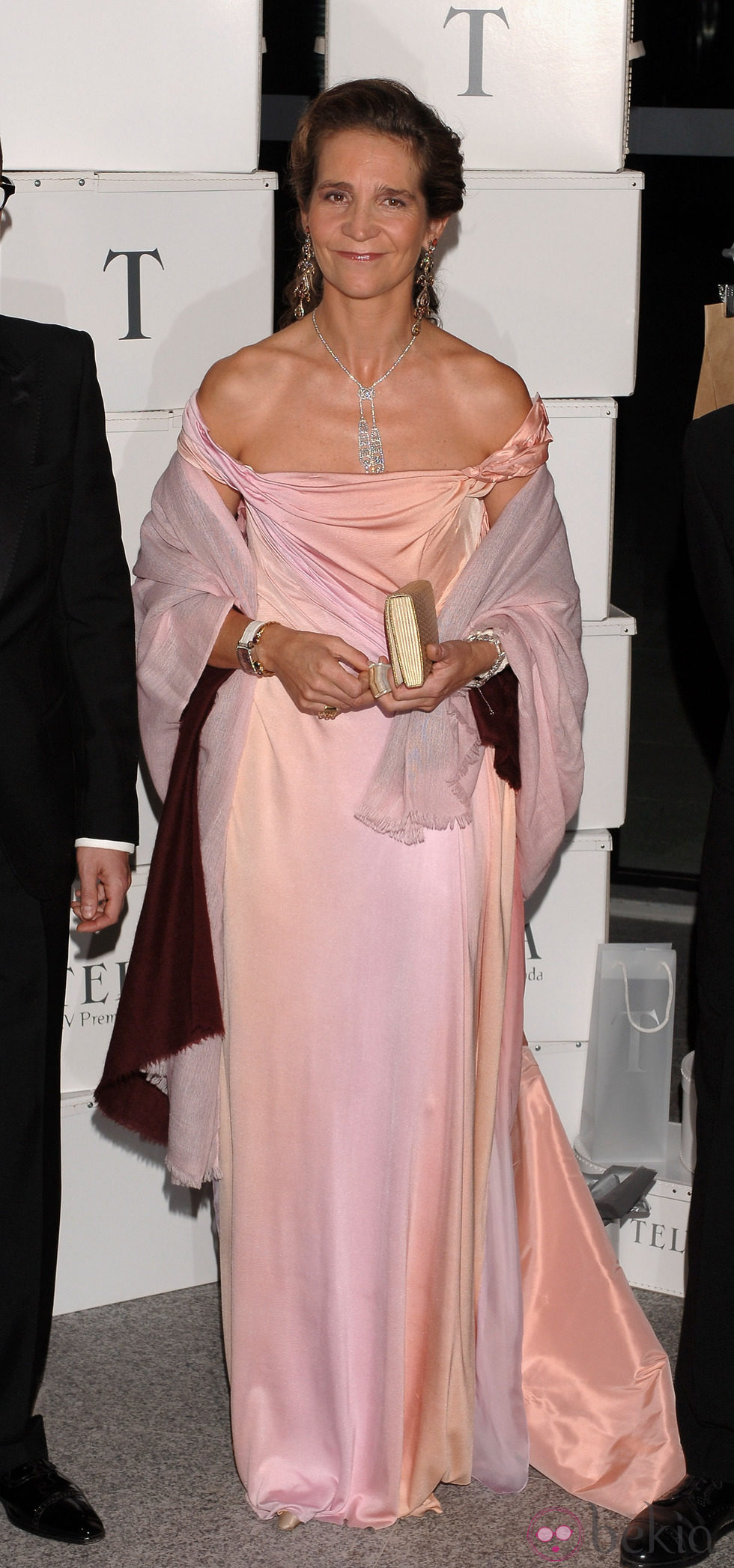 La Infanta Elena con vestido largo de raso rosa palo