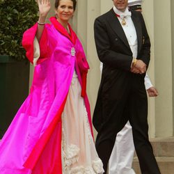 La Infanta Elena con vestido largo en blanco roto y abrigo en rosa capote